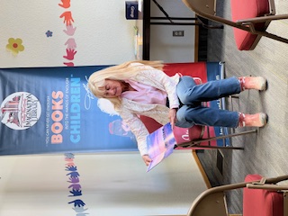 Susan Gianforte reads to students